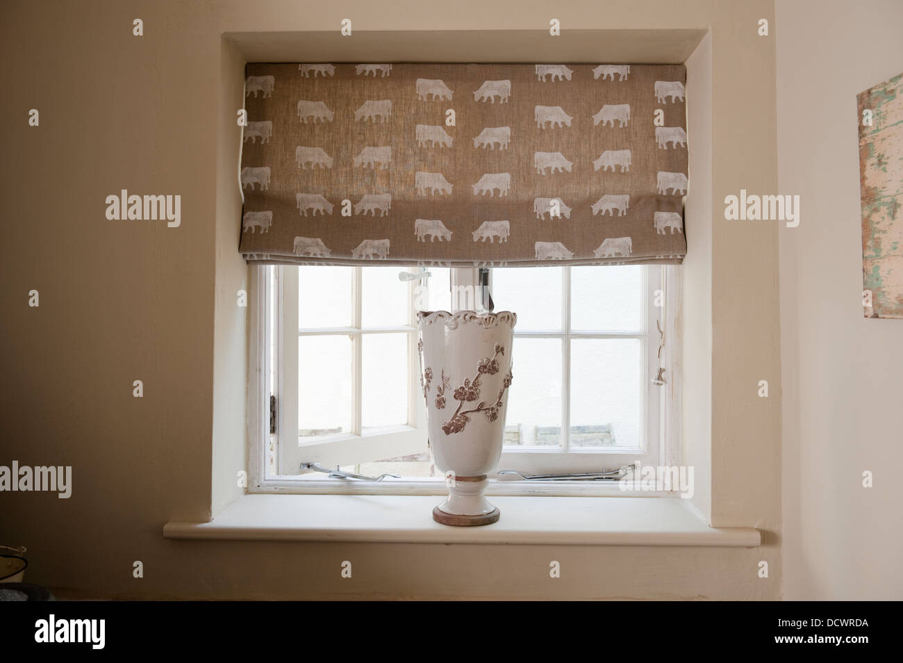 Vaso sul davanzale nella casa del British designer di tessuti Emily legame con animali persiane di stampa Foto Stock