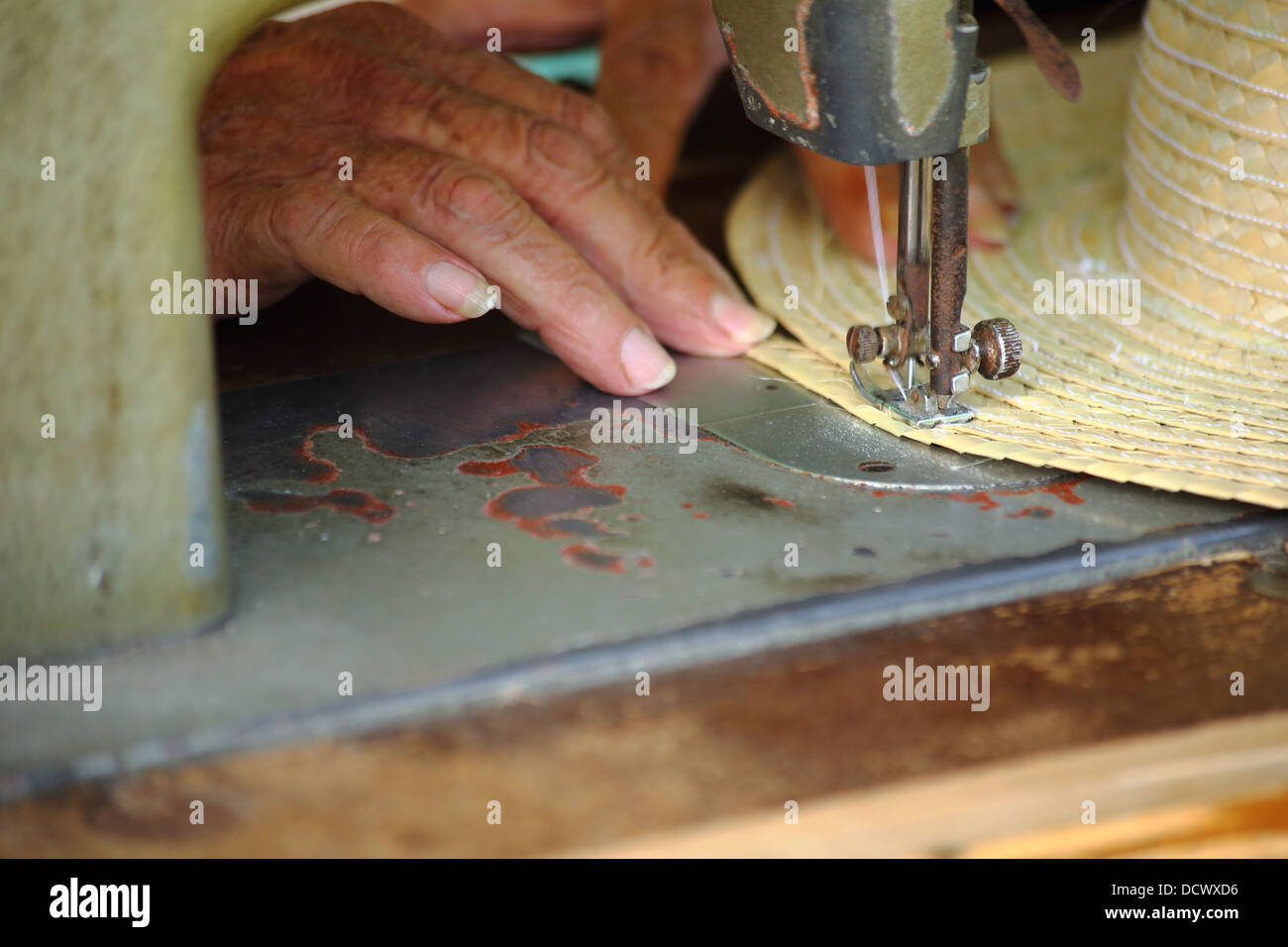 Un cappello maker e suo marito cieco producendo un cappello al di fuori della loro casa di cabina in Jibacoa Cuba Foto Stock