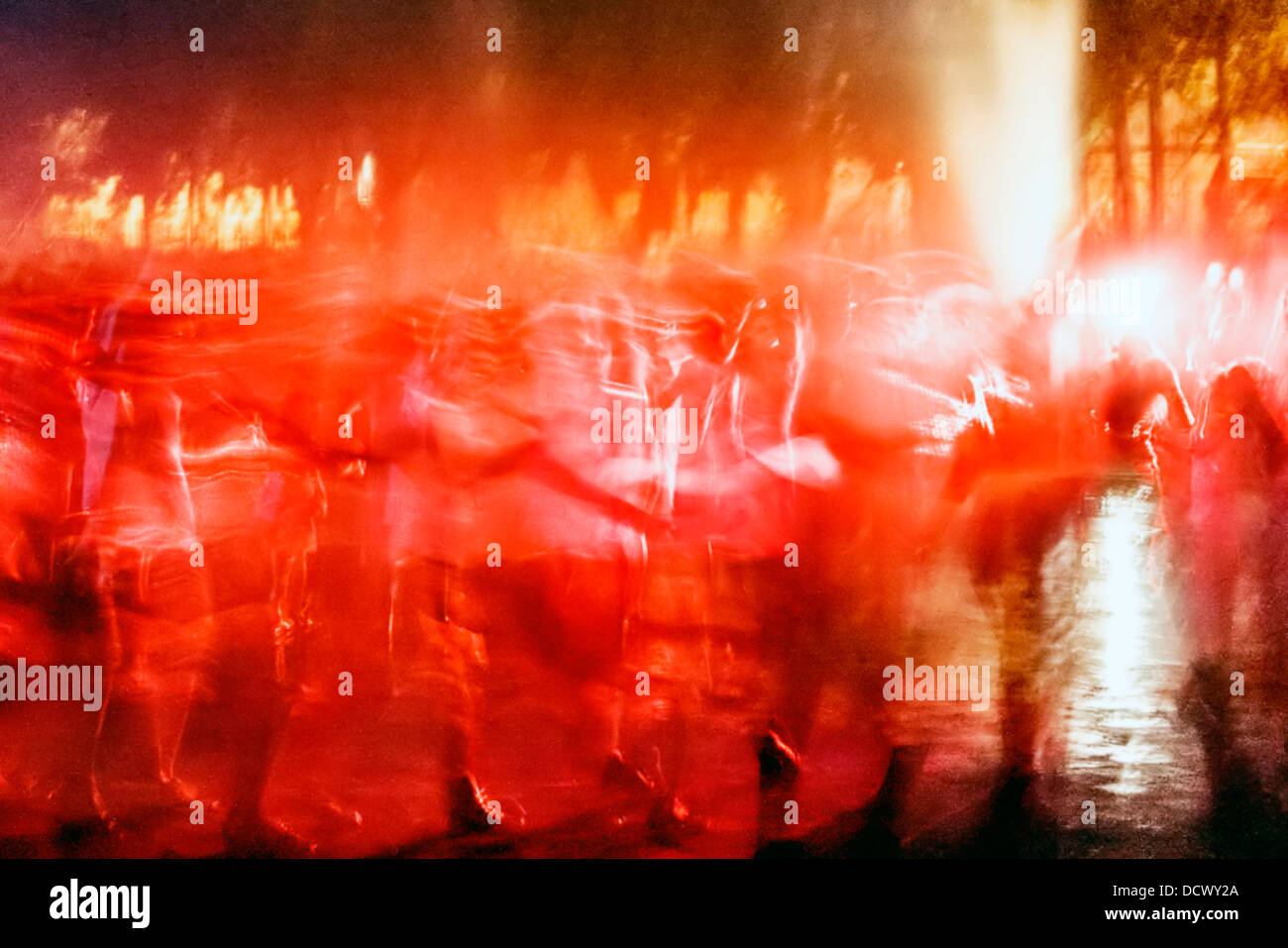 Danza mistica sulla notte chiamato Sanzienelor. Notte magica nel folclore rumeno. Foto Stock