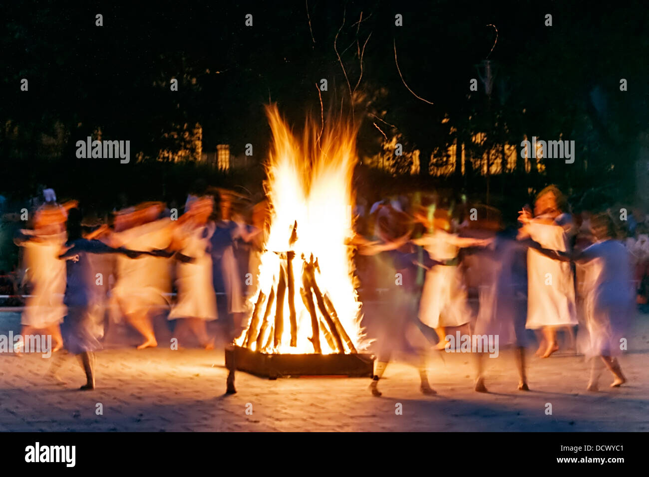 Danza mistica sulla notte chiamato Sanzienelor. Notte magica nel folclore rumeno. Foto Stock