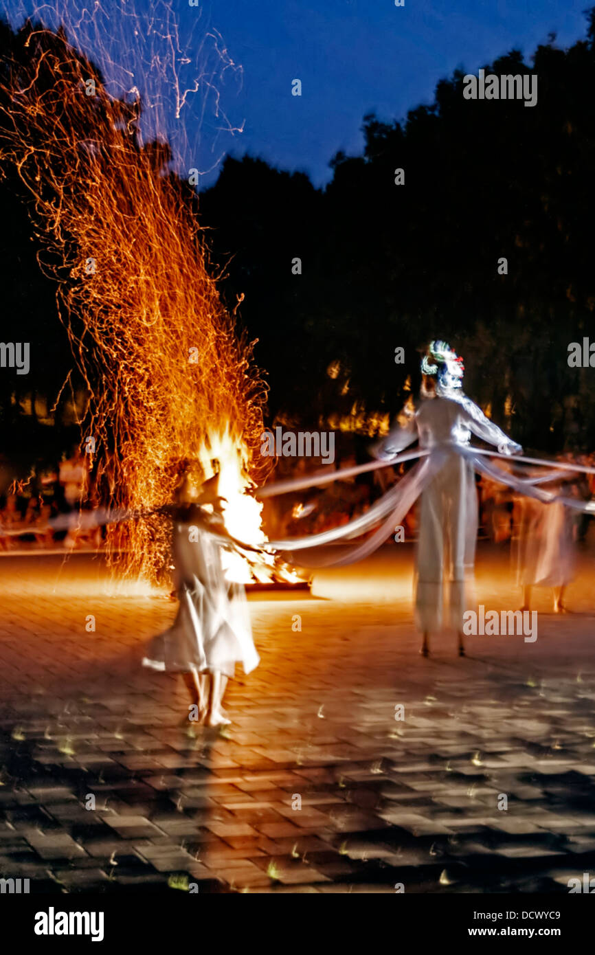 Danza mistica sulla notte chiamato Sanzienelor. Notte magica nel folclore rumeno. Foto Stock