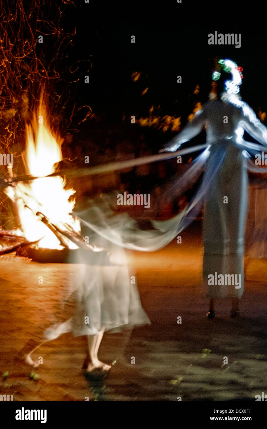 Danza mistica sulla notte chiamato Sanzienelor. Notte magica nel folclore rumeno. Foto Stock