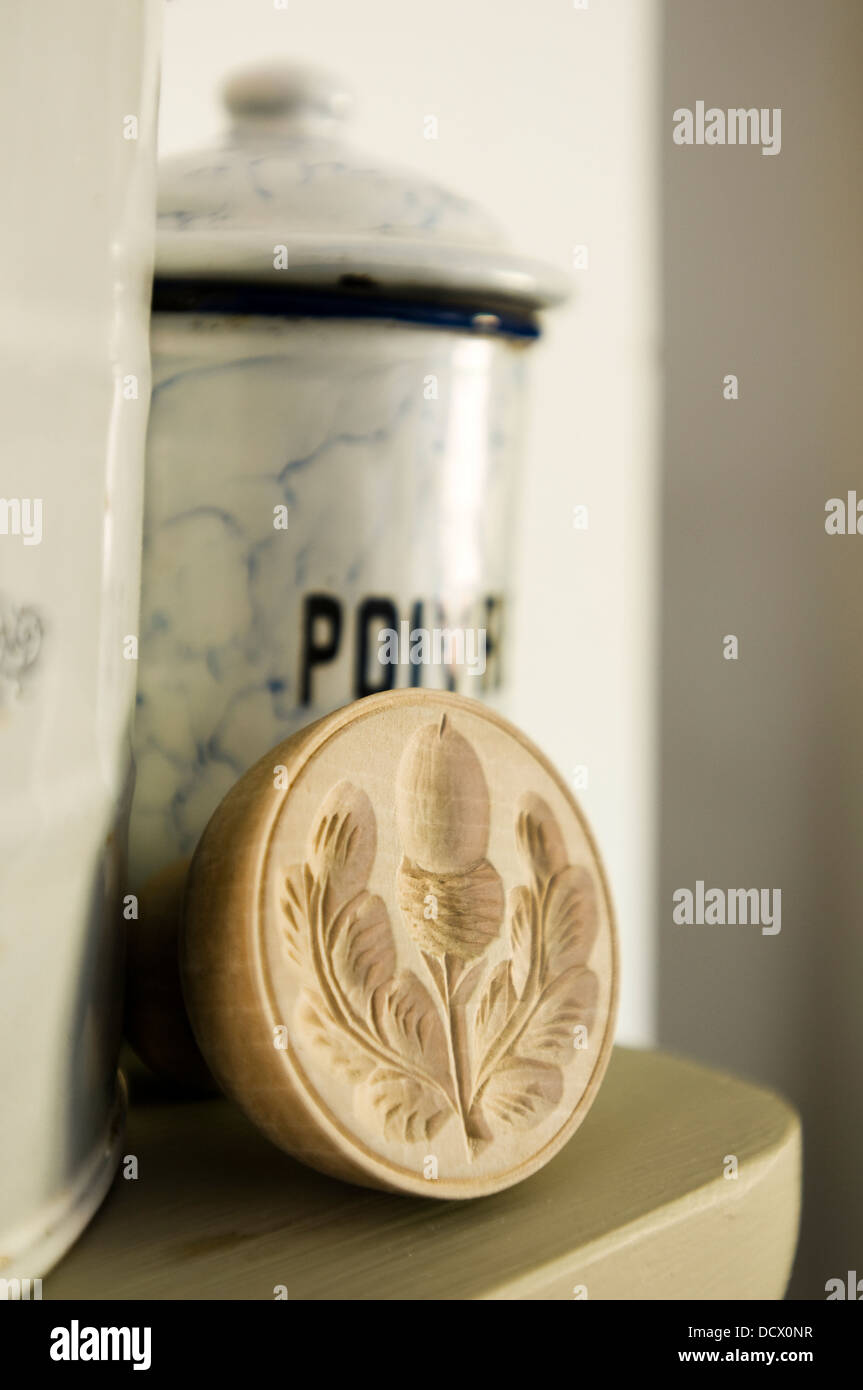 Decorazioni scolpite con storage jar sul paese Mensola da cucina Foto Stock