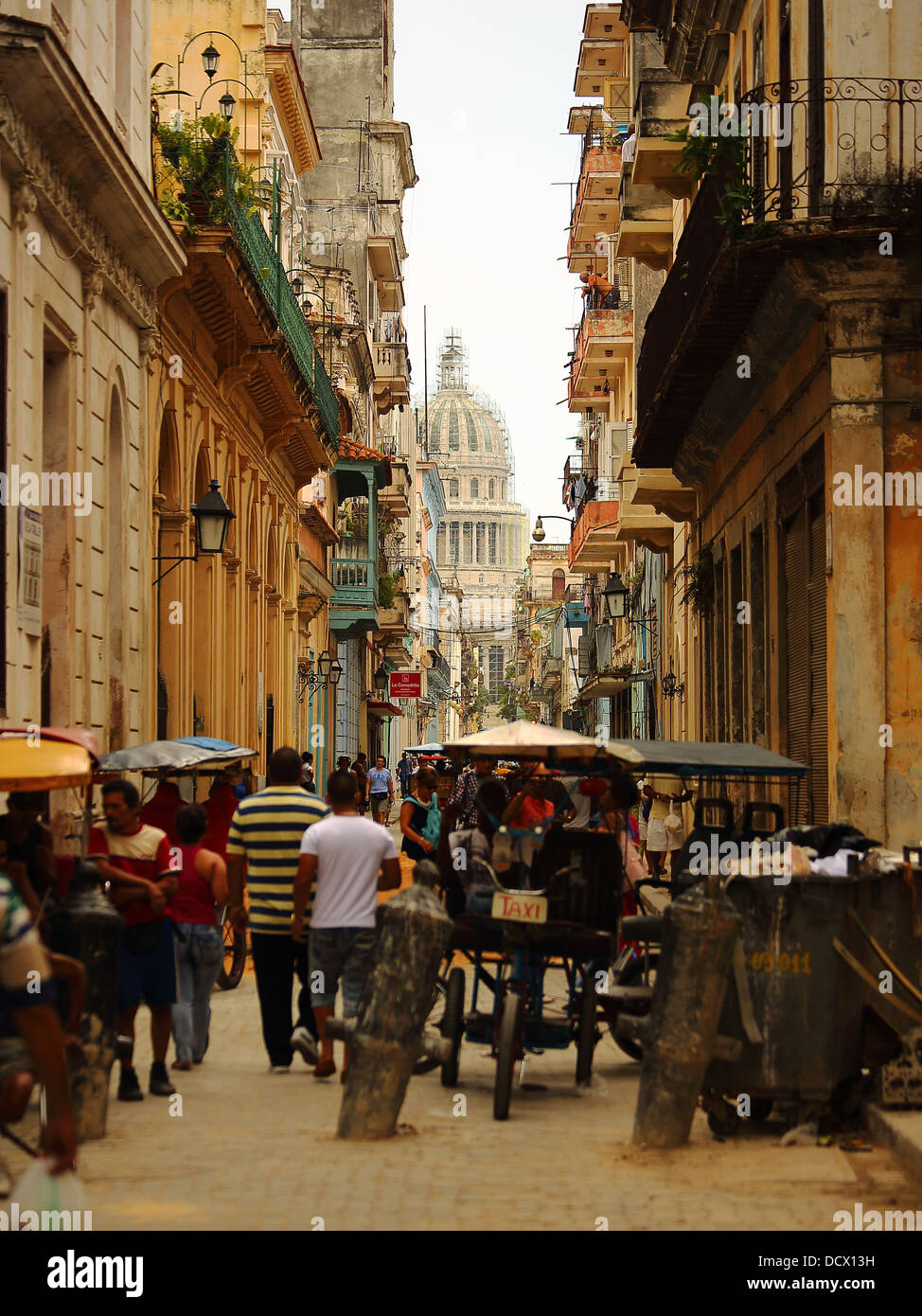 Caraibi Havana Cuba street scene raffiguranti persone locali, edifici, musei e i modi di trasporto Foto Stock