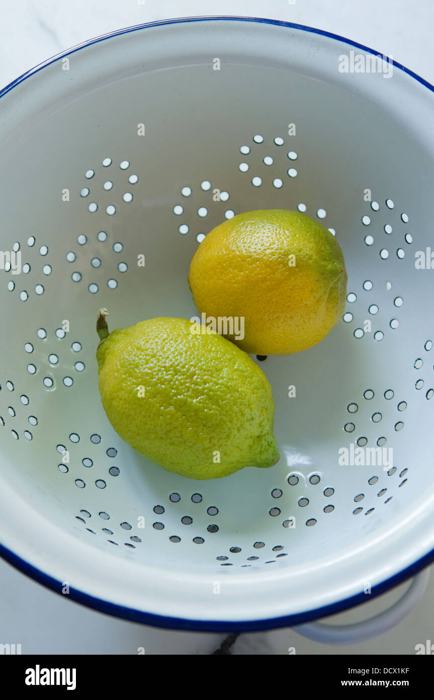 Colapasta di smalto con due limoni Foto Stock