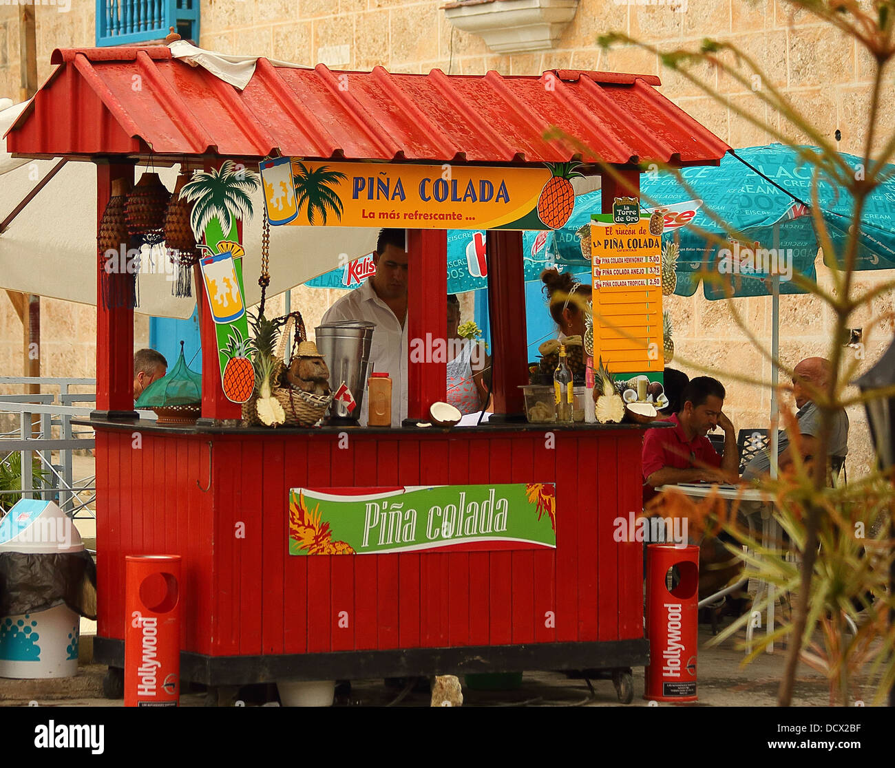 Caraibi Havana Cuba street scene raffiguranti persone locali, edifici, musei e i modi di trasporto Foto Stock