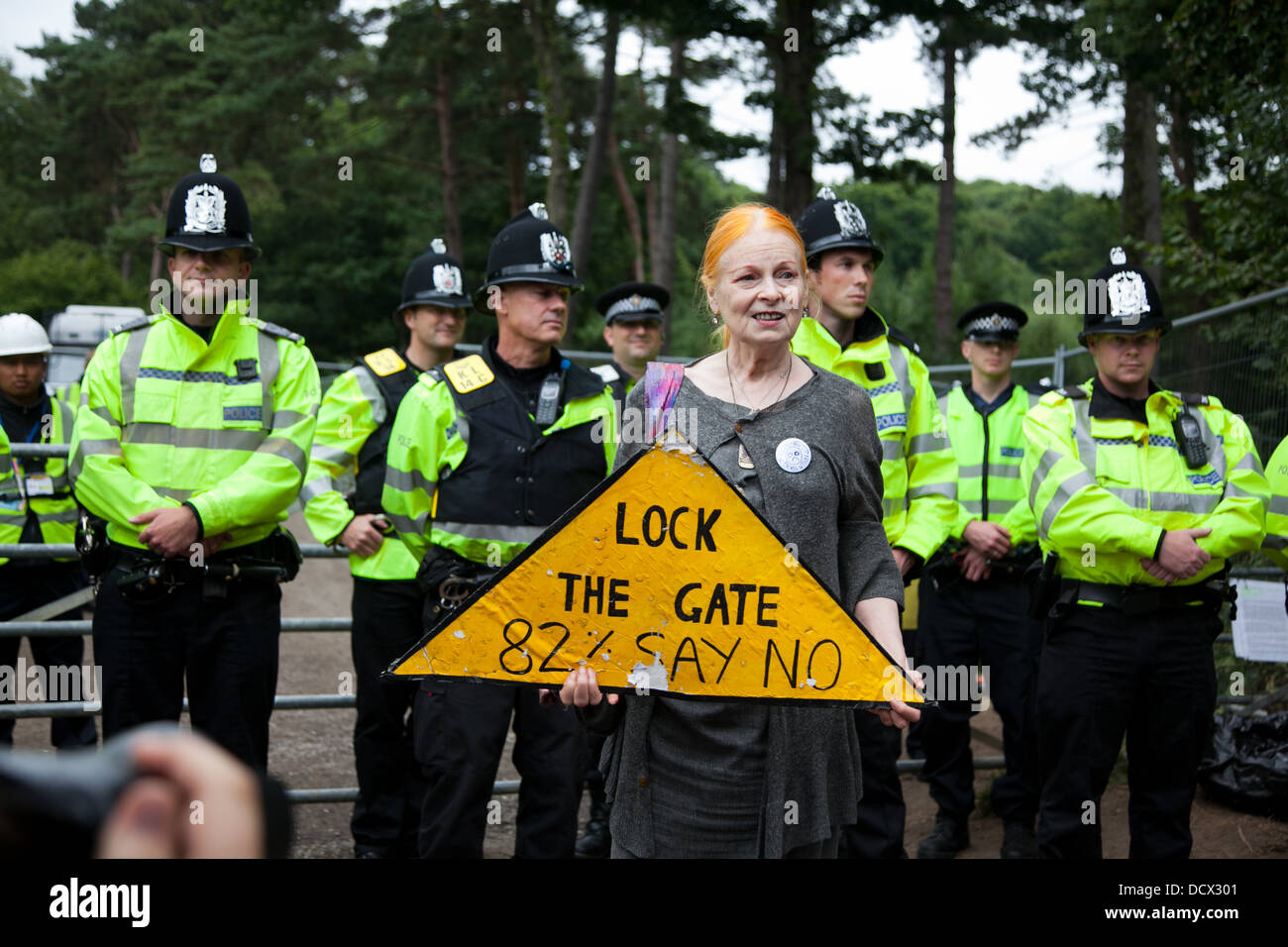 Dame Vivienne Westwood, chi è contro fracking, davanti ai cancelli al sito Cuadrilla protetti dalla polizia. Foto Stock