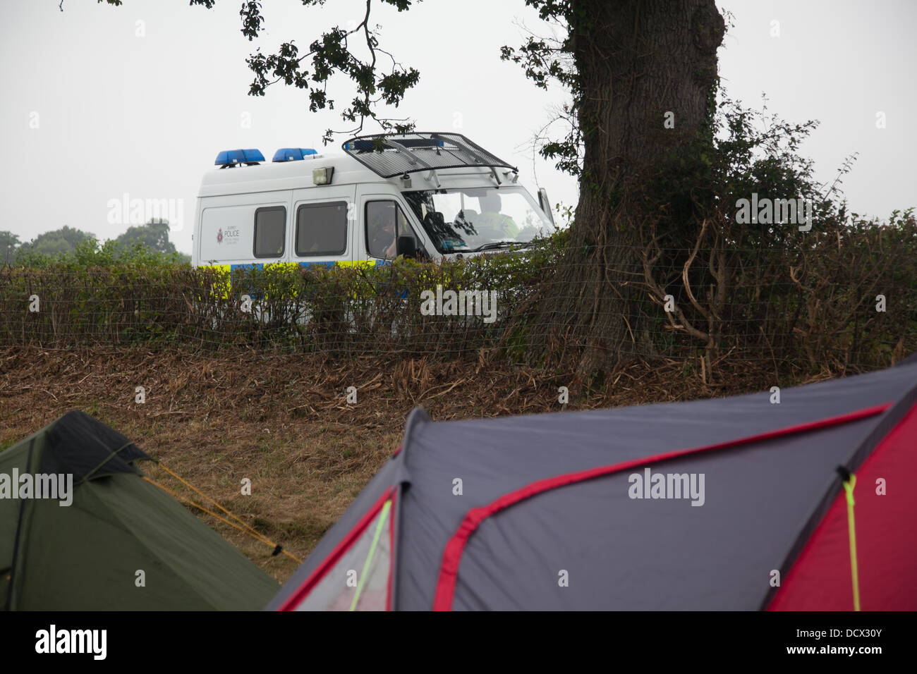 Il rivendicare il potere camp è stato impostato in un campo accovacciata vicino a Balcombe. La polizia a guardare il campo da un bello e caldo van. Foto Stock