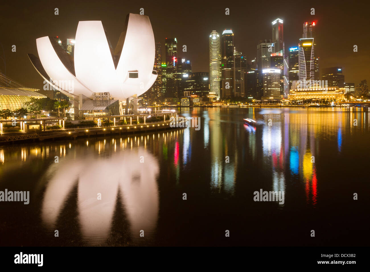 Singapore - Gennaio 12, 2013: skyline del centro di notte con edificio scenico di Singapore Art museo della scienza in primo piano. Foto Stock