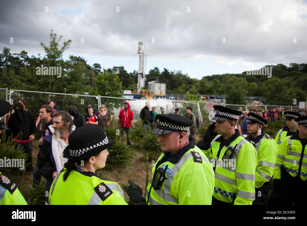 Linee di polizia ri-organizzarsi per proteggere la Cuadrilla fracking sito test contro pacifici attivisti ambientali. Foto Stock