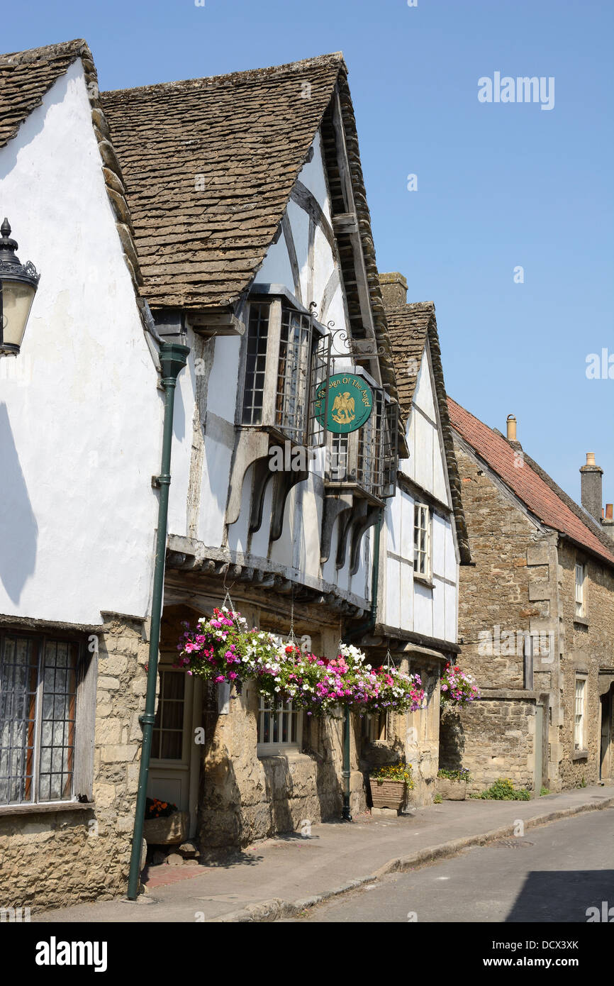 Nel segno del Angel pub nello storico villaggio di Lacock. Wiltshire. In Inghilterra. (Proprietà del National Trust) Foto Stock