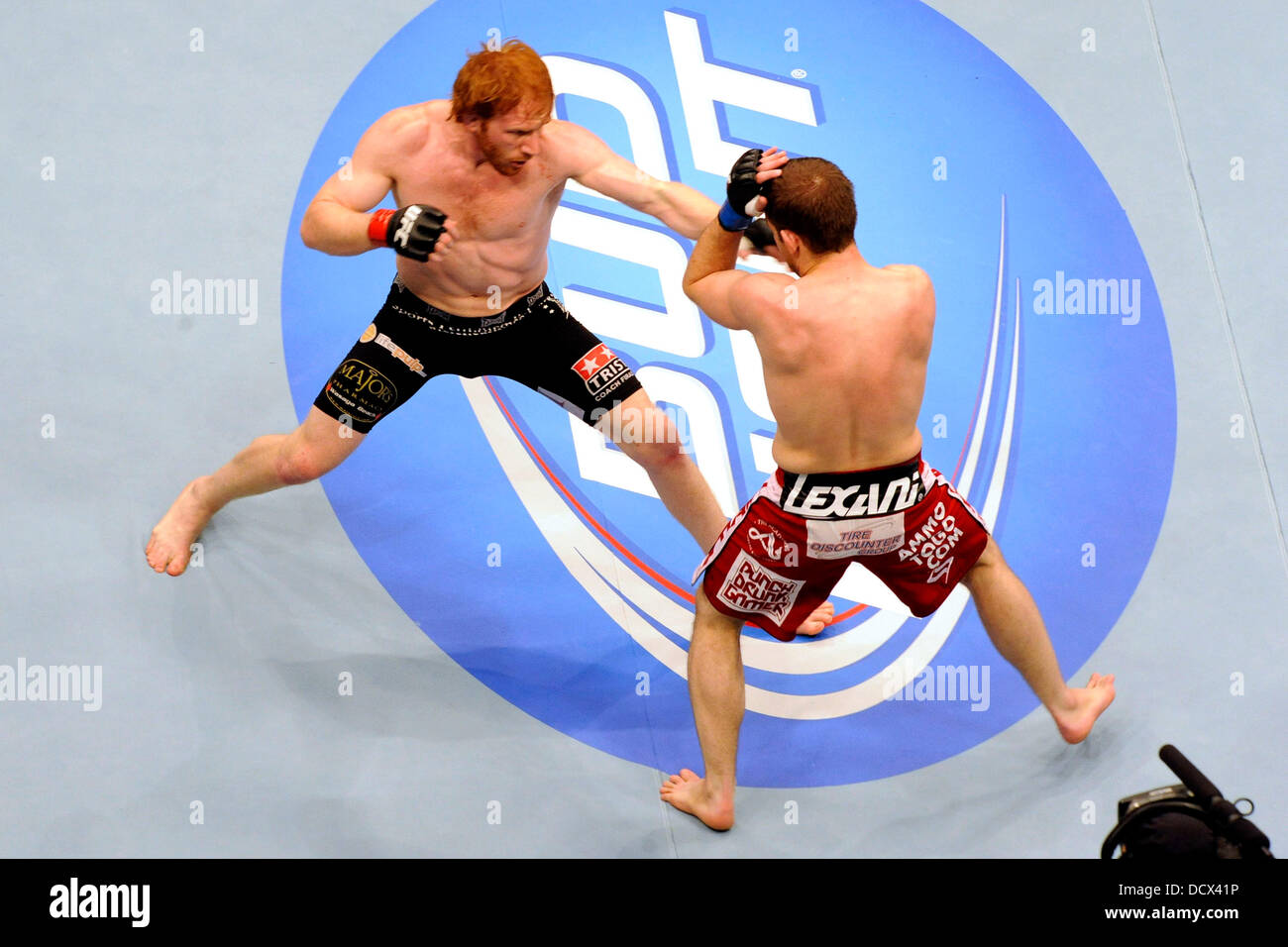 Mark Bocek vs Nik Lentz UFC 140 - Leggero bout presso la Air Canada Centre. Toronto, Canada - 10.12.11 Foto Stock