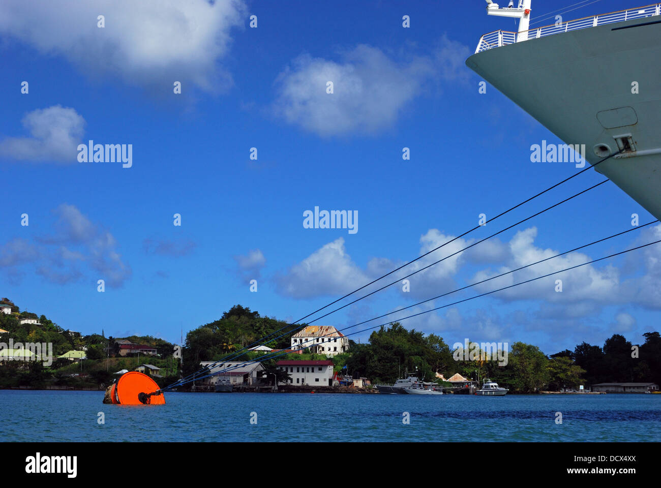Prua di una nave da crociera ormeggiata ad una boa, Castries, Santa Lucia, Caraibi, West Indies. Foto Stock