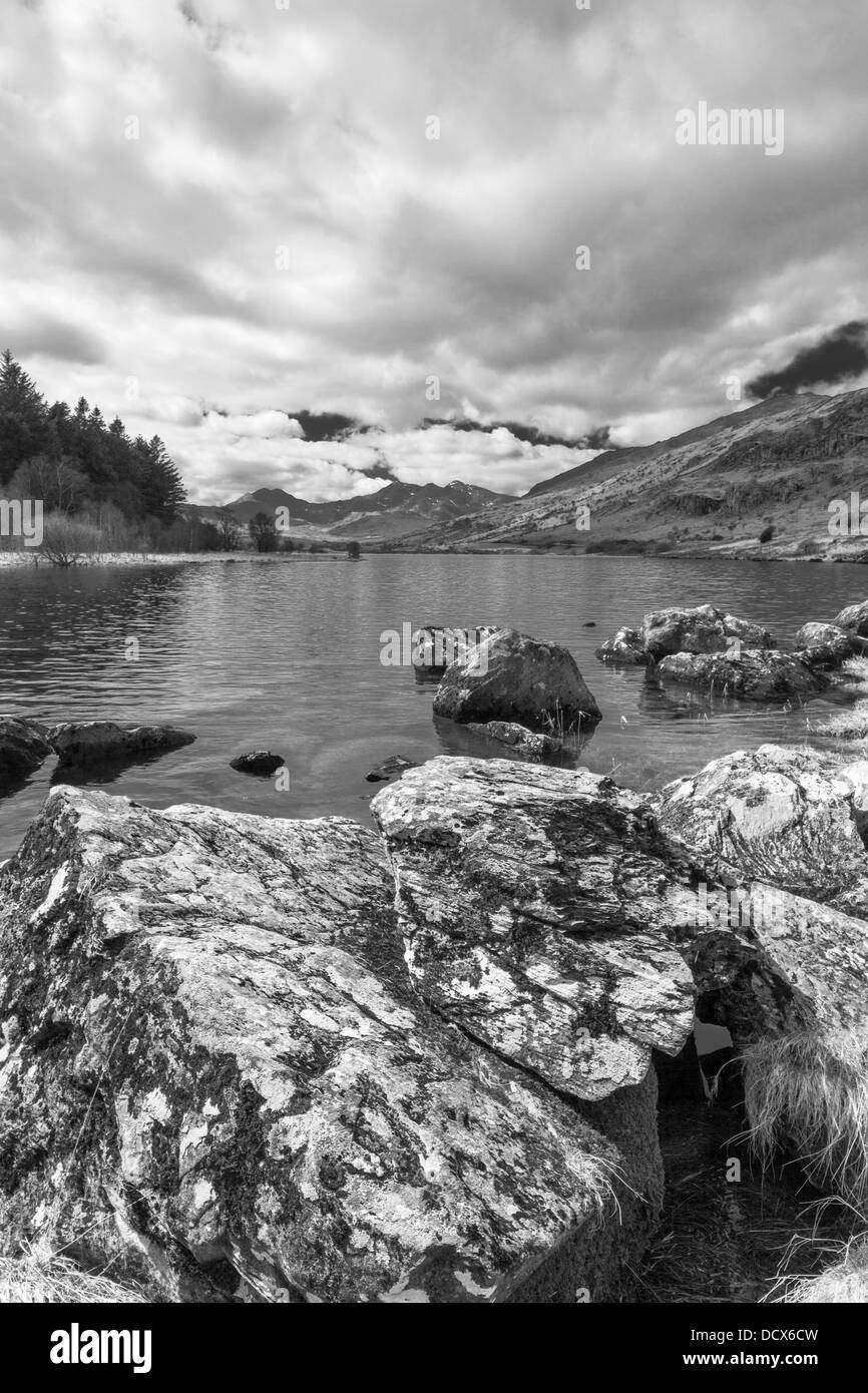 Monocromatico attraverso Llynnau Mymbyr lago verso la Snowdon intervallo da Capel Curig, Snowdonia National Park, North Wales, Regno Unito Foto Stock