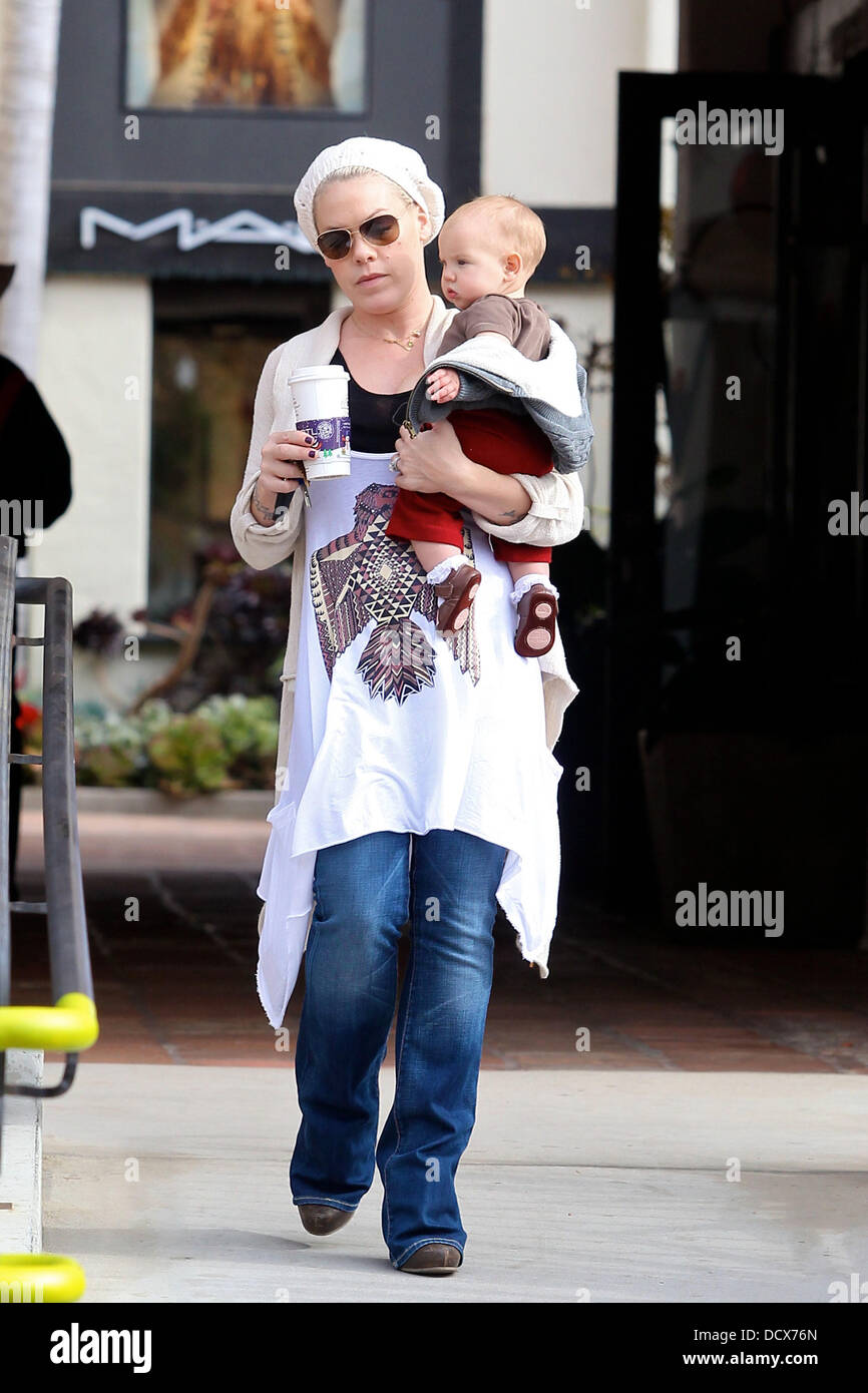 Rosa (vero nome Alecia Moore) con sua figlia Willow fuori e circa in Malibu Malibu, California - 11.12.11 Foto Stock