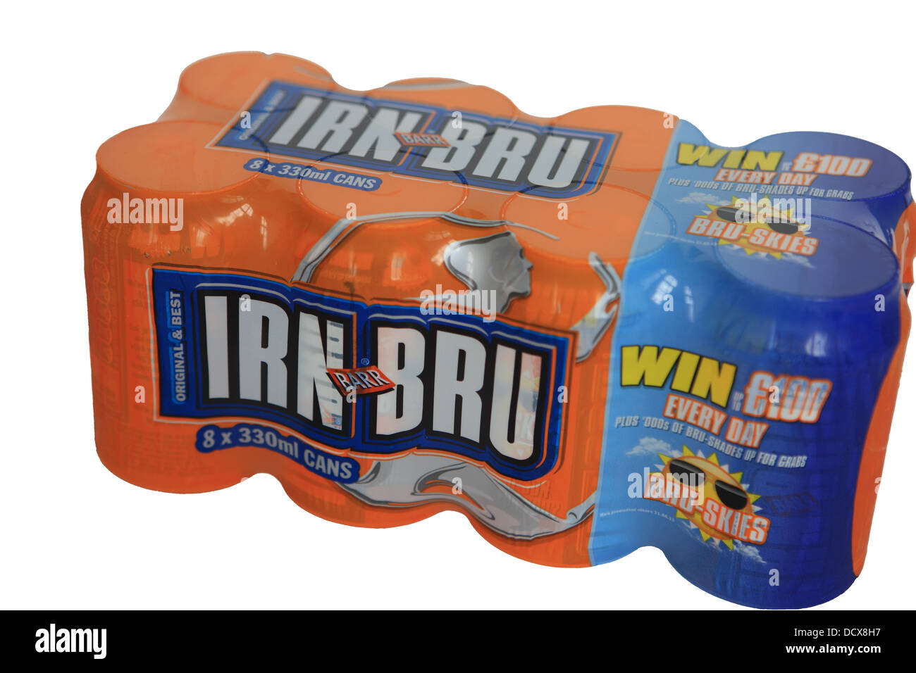 8 può pack di Irn Bru ritagliata su sfondo bianco Foto Stock