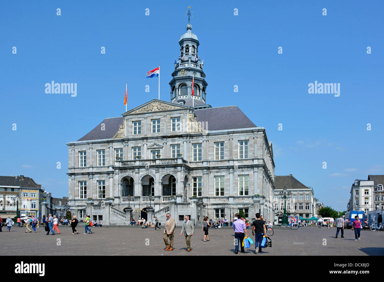 Maastricht edificio storico del municipio persone nella piazza principale del mercato in un cielo blu soleggiato estate non di mercato a Limburgo Paesi Bassi Europa UE Foto Stock