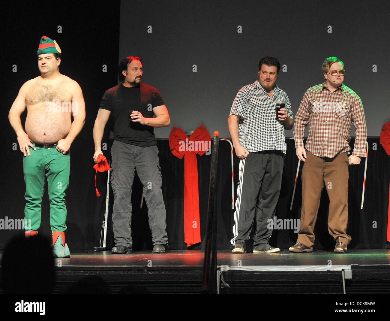 Il cast del parco del rimorchio i ragazzi nel loro stadio di Natale mostra "Caro Babbo Natale, andare F * * k te' all'Olympia Theatre Dublin, Irlanda - 12.12.11 Foto Stock