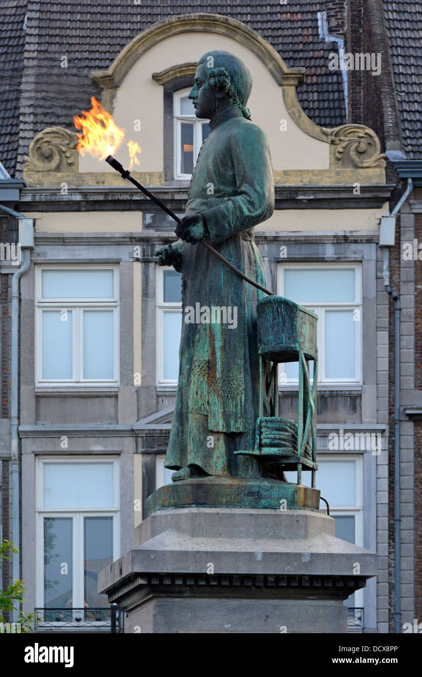 Maastricht rassegna l'eterna fiamma ardente sulla statua di Jean Pierre Minckelers, professore e inventore del gas illuminante Limburgo Paesi Bassi UE Foto Stock