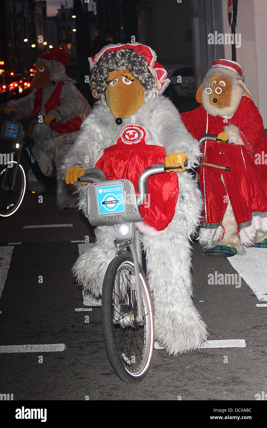 Madame Cholet del Wombles ride su Barclays Cycle Hire meglio noto come 'Boris Bikes' sulla via di una mostra su Radio 2 per promuovere la 'Wombling Merry Christmas' singolo a. Londra, Inghilterra - 13.12.11 Foto Stock