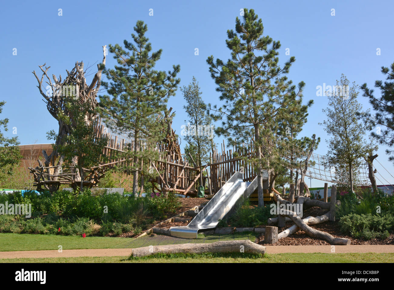 Slitte & arrampicata per bambini area giochi a Tumbling Bay parco giochi nel parco riaperto aree del Queen Elizabeth Olympic Park Foto Stock