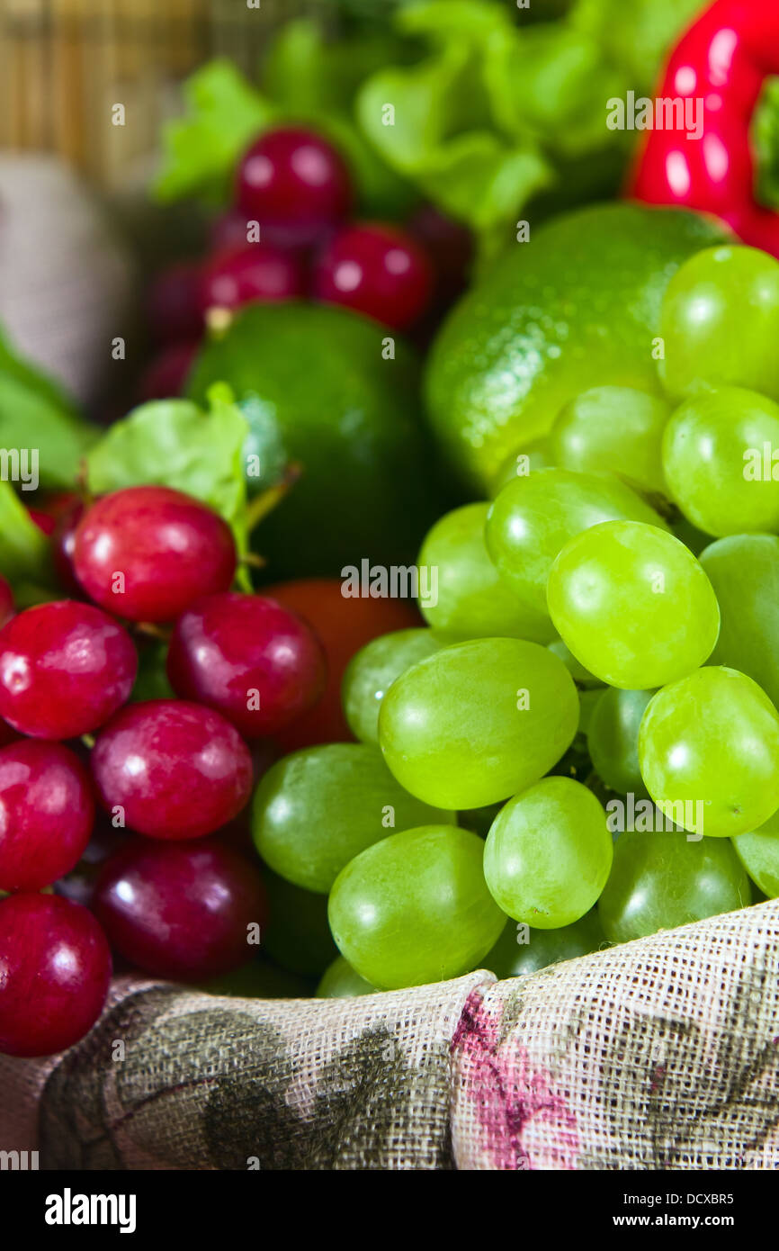 Close-up di un grappolo di uva matura. Foto Stock