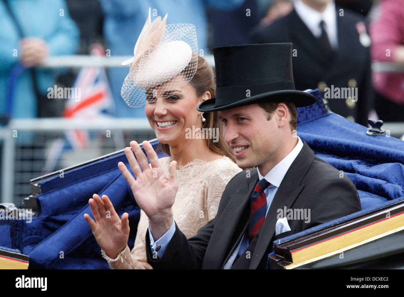 Il principe William Duca di Cambridge (R) e la moglie Caterina Duchessa di Cambridge (L) sono visibili durante la processione del carrello Foto Stock
