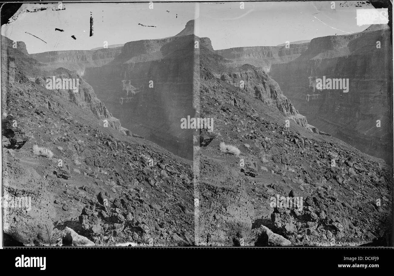Sheavwitz Crossing, situato ai piedi della valle di Toroweap nel Grand Canyon, offre una vista sul fiume Colorado a 3.000 metri sotto, evidenziando l'aspro paesaggio del canyon. Foto Stock