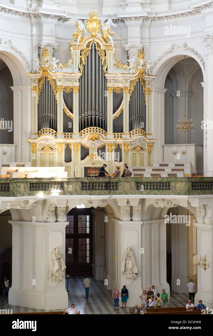 Vista dell'organo Silbermann nella cattedrale di Dresda, in Germania, il 22 agosto 2013. Il ventesimo Silbermann Giorni, che si svolgerà dal 04 al 15 settembre, la messa a fuoco di organi a canne del famoso produttore tedesco di organi a canne Gottfried Silbermann (1683-1753). Foto: Sebastian Kahnert Foto Stock