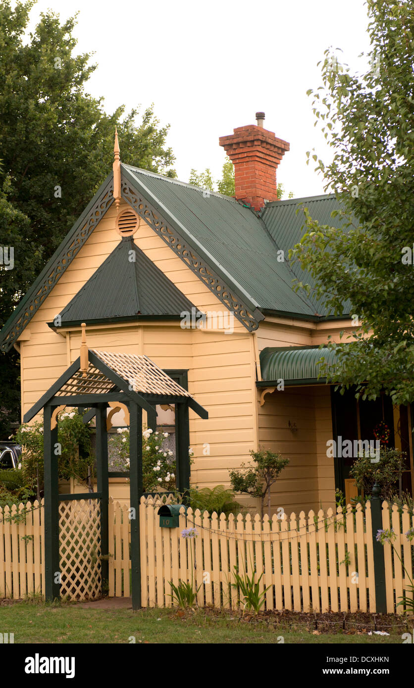 Restaurato tipico weatherboard cottage in un australiano in paese. Foto Stock