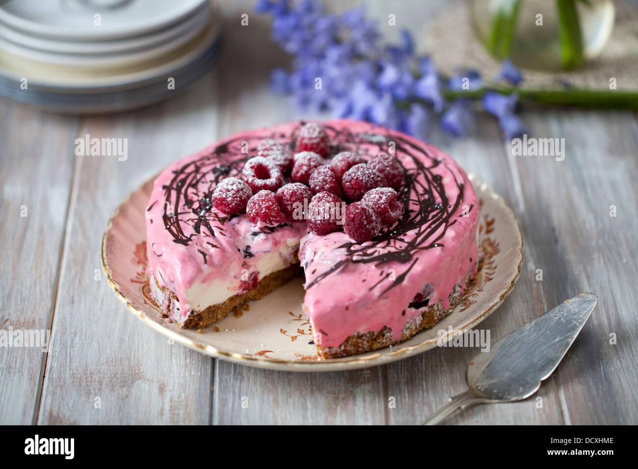 Cheesecake con fragole sul tavolo di legno Foto Stock