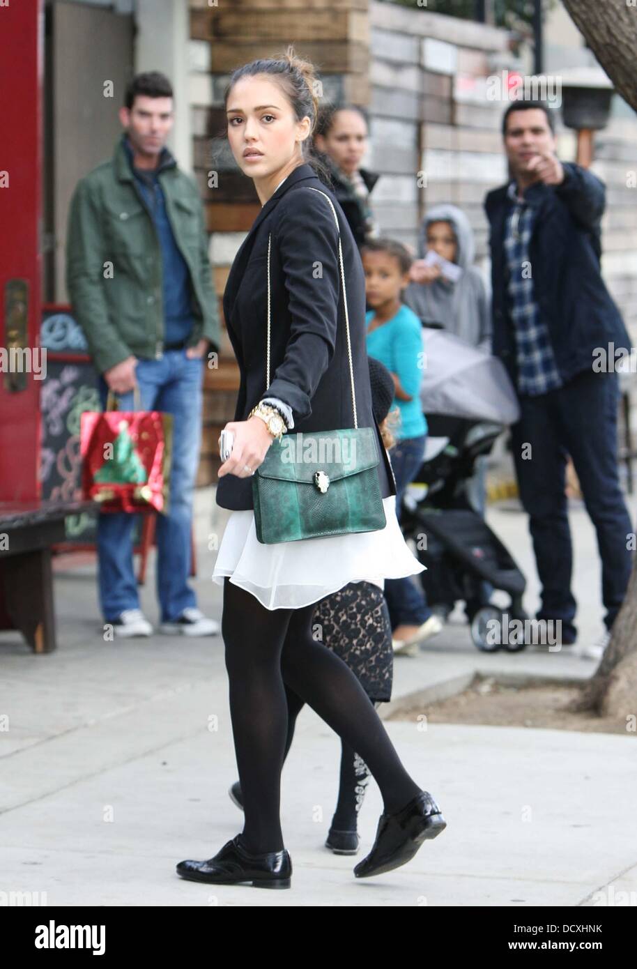 Jessica Alba e circa con la sua famiglia indossando boho moderna moda di laceless brouge scarpe nero collant frilly mantello bianco e una giacca nera. Los Angeles California 18.12.11 Foto stock Alamy