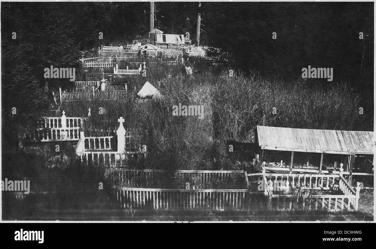 Questa fotografia raffigura un cimitero, che mostra le lapidi e i siti di sepoltura che fungono da memoriali per il defunto. I cimiteri sono siti per onorare i morti e sono spesso associati a significati culturali e storici. Foto Stock