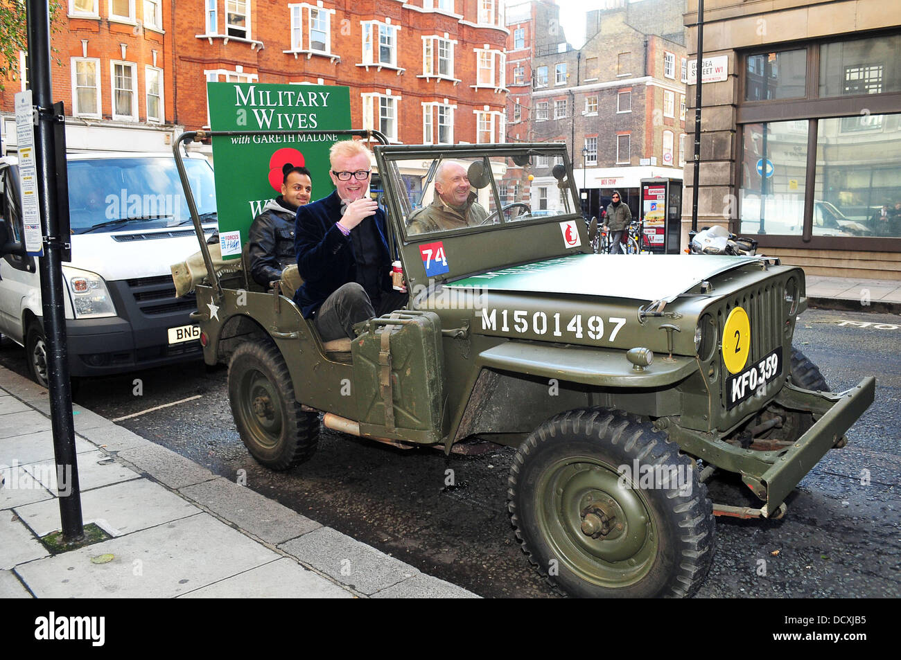 Chris Evans arriva in una Jeep Willys come egli lascia la BBC Radio 2  Studios di testa verso l'HMV store su Oxford Street. Il DJ è stato  contribuendo a promuovere i militari