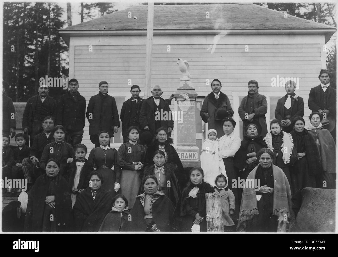 Un gruppo di individui si riunisce nella tomba di George Frank in un cimitero, segnando un momento di commemorazione o cerimonia. Foto Stock