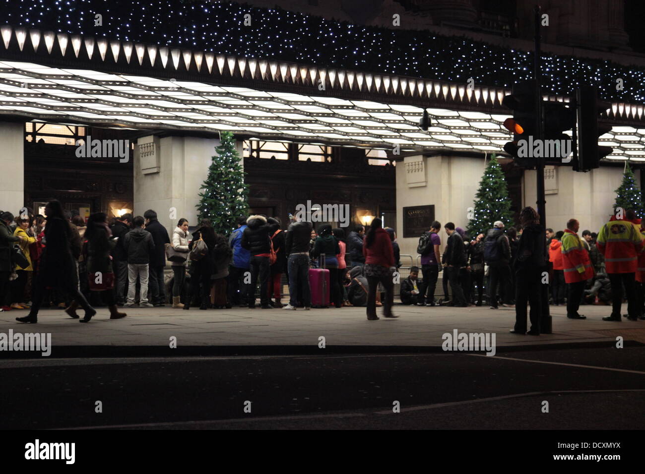 Gli amanti dello shopping in coda davanti al Boxing Day vendite sul London Oxford Street a Londra, Inghilterra - 26.12.11 Foto Stock