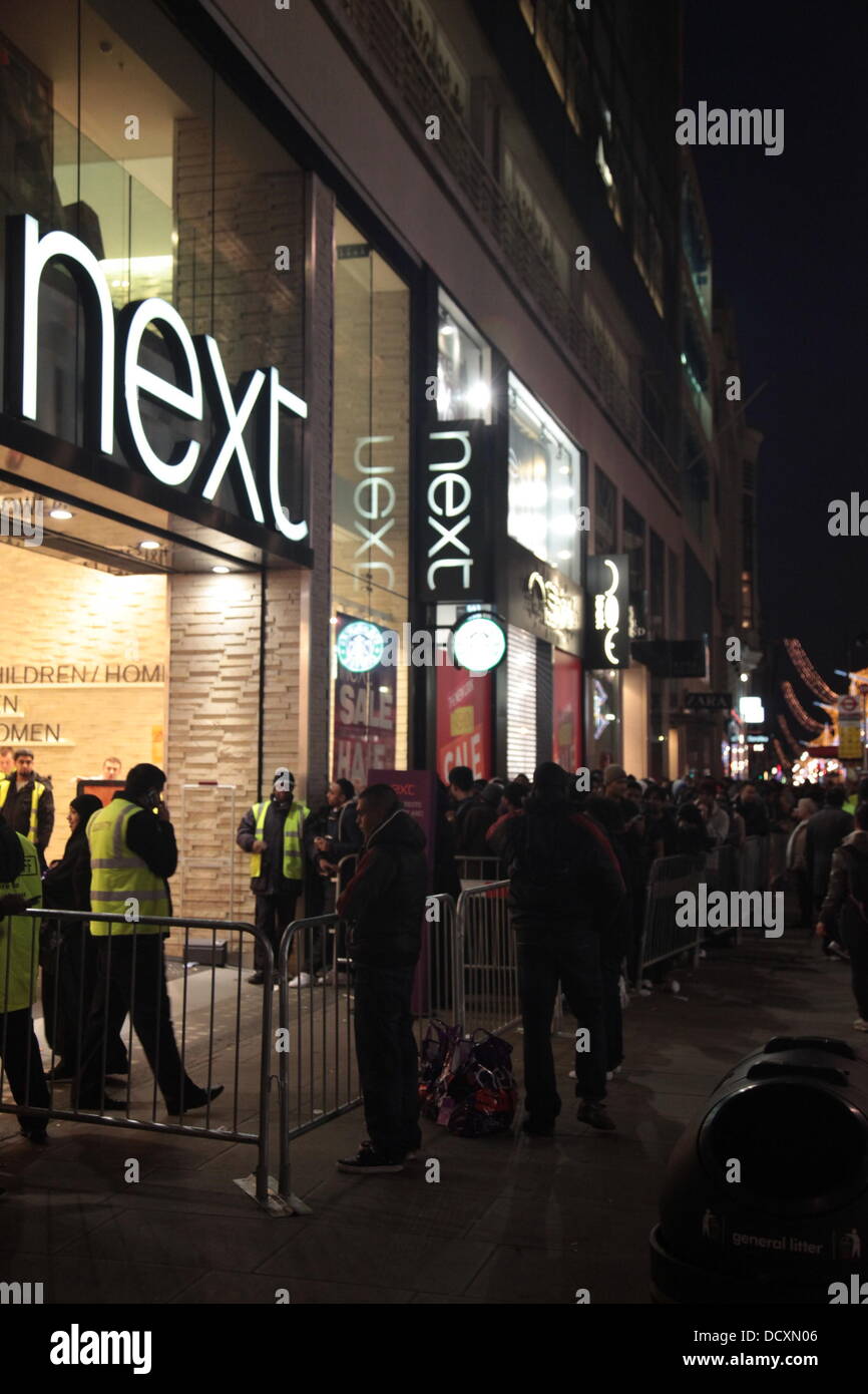 Gli amanti dello shopping in coda davanti al Boxing Day vendite sul London Oxford Street a Londra, Inghilterra - 26.12.11 Foto Stock