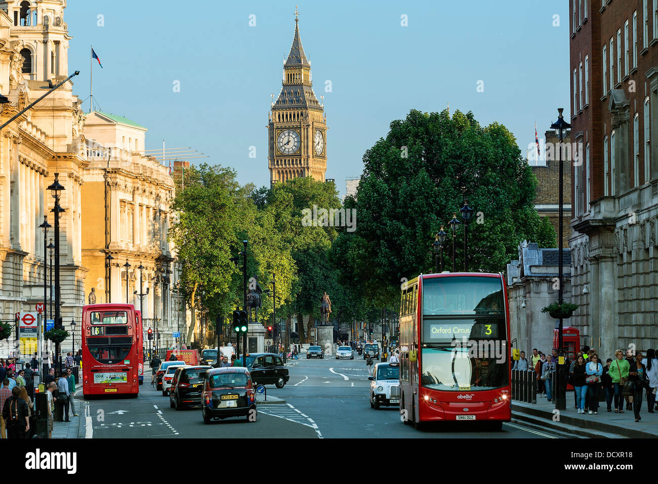 Londra, il Big Ben e Whitehall da Trafalgar Square Foto Stock