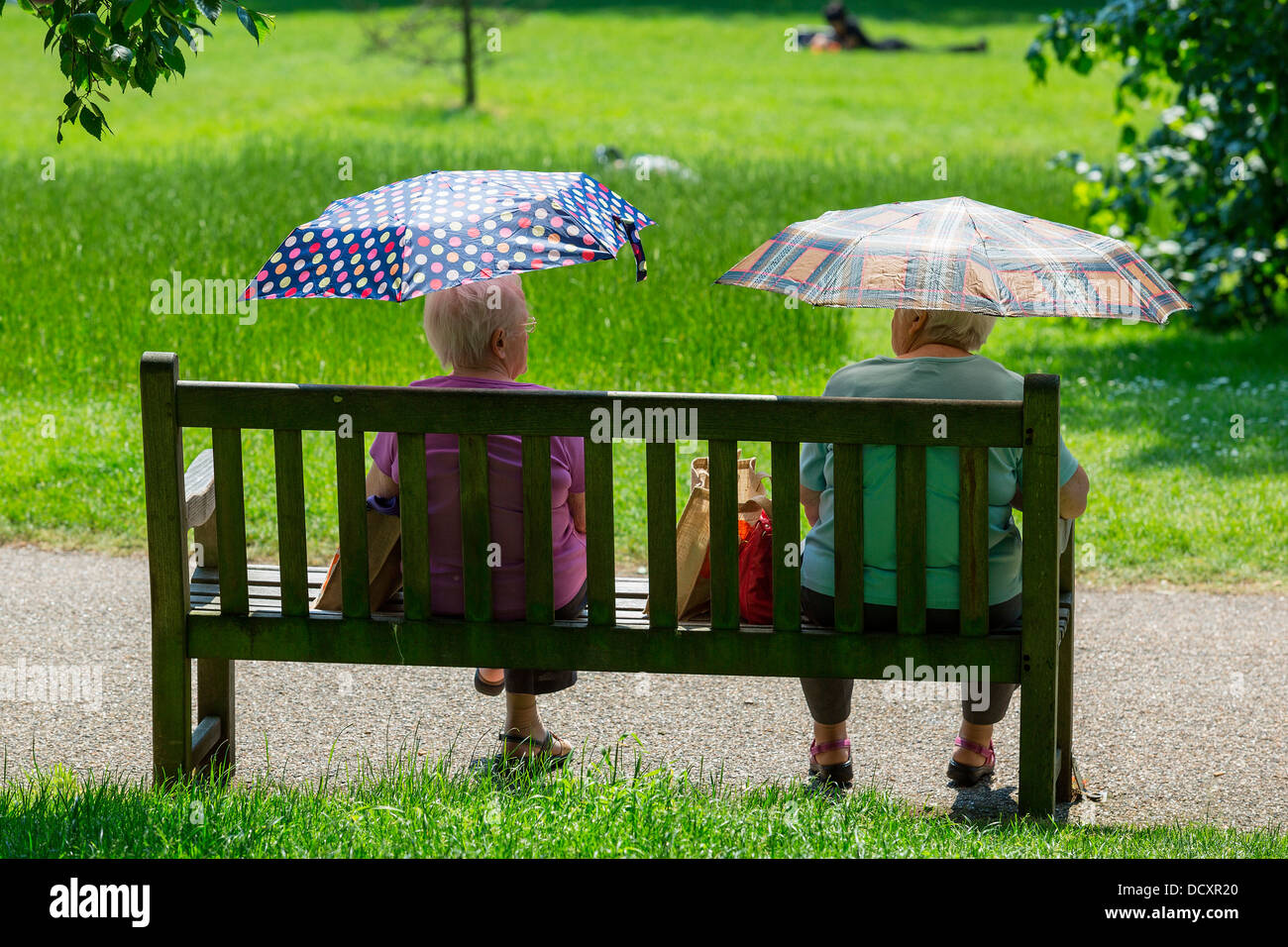 Londra, due donne sedute in Hyde Park Foto Stock