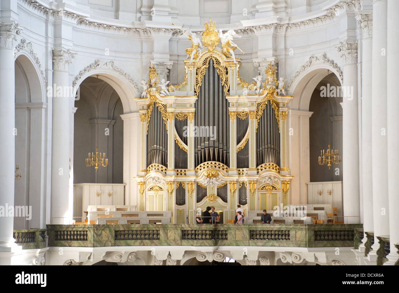Vista dell'organo Silbermann nella cattedrale di Dresda, in Germania, il 22 agosto 2013. Il ventesimo Silbermann Giorni, che si svolgerà dal 04 al 15 settembre, la messa a fuoco di organi a canne del famoso produttore tedesco di organi a canne Gottfried Silbermann (1683-1753). Foto: Sebastian Kahnert Foto Stock