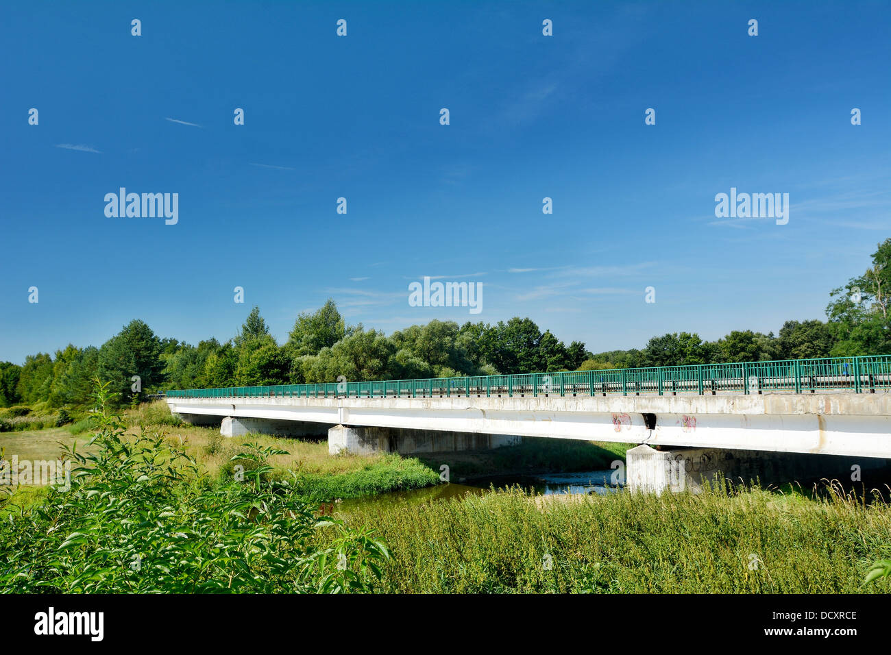 Vecchia strada concreta ponte sopra il fiume. Foto Stock