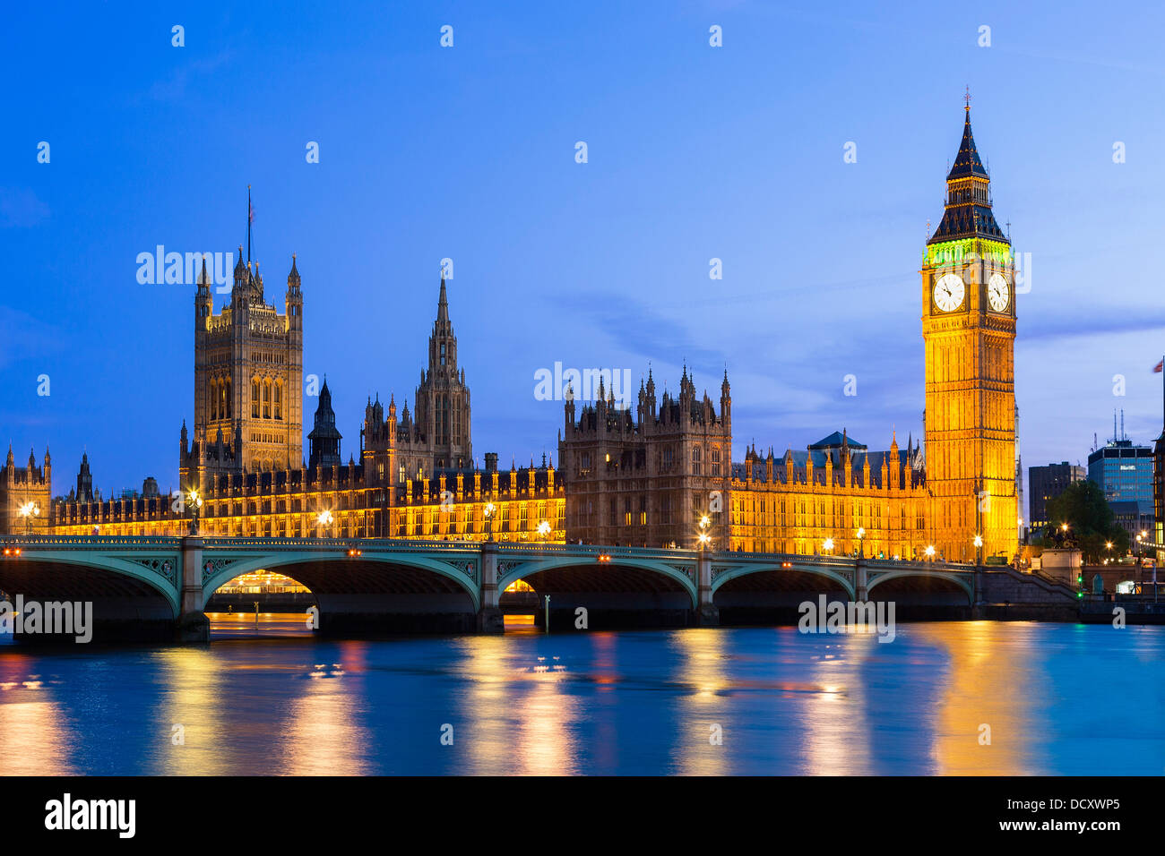 Londra, il palazzo del parlamento al crepuscolo Foto Stock