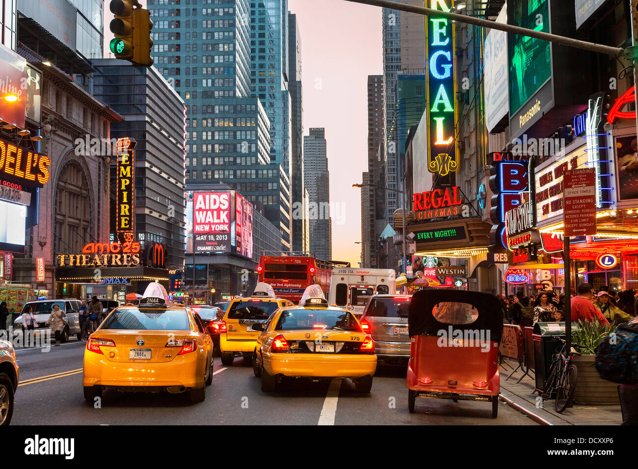La città di New York, il traffico sulla 42nd Street Foto Stock