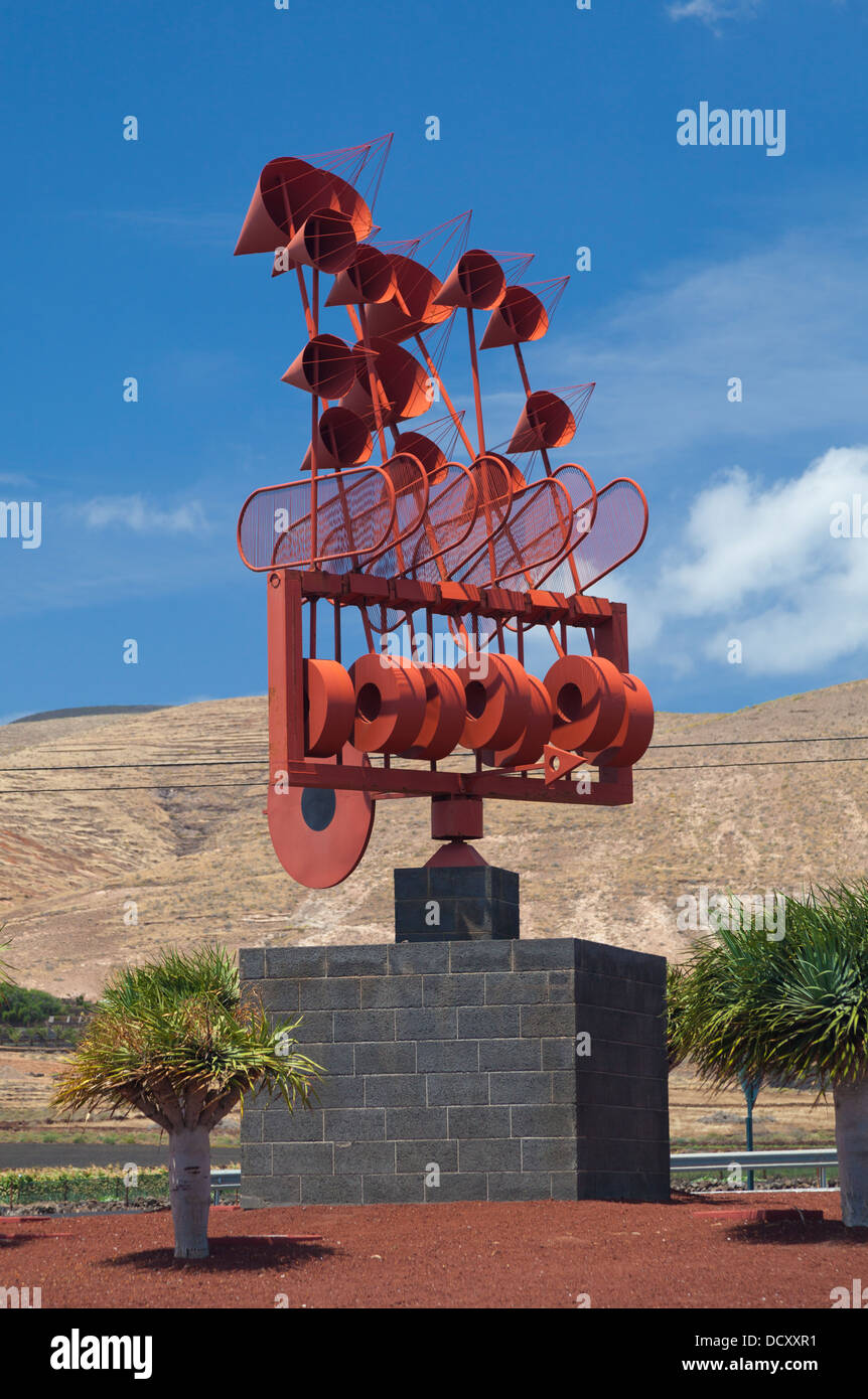 La scultura del vento da Cesar Manrique su una rotatoria vicino Arrieta, Lanzarote, Isole Canarie, Spagna Foto Stock
