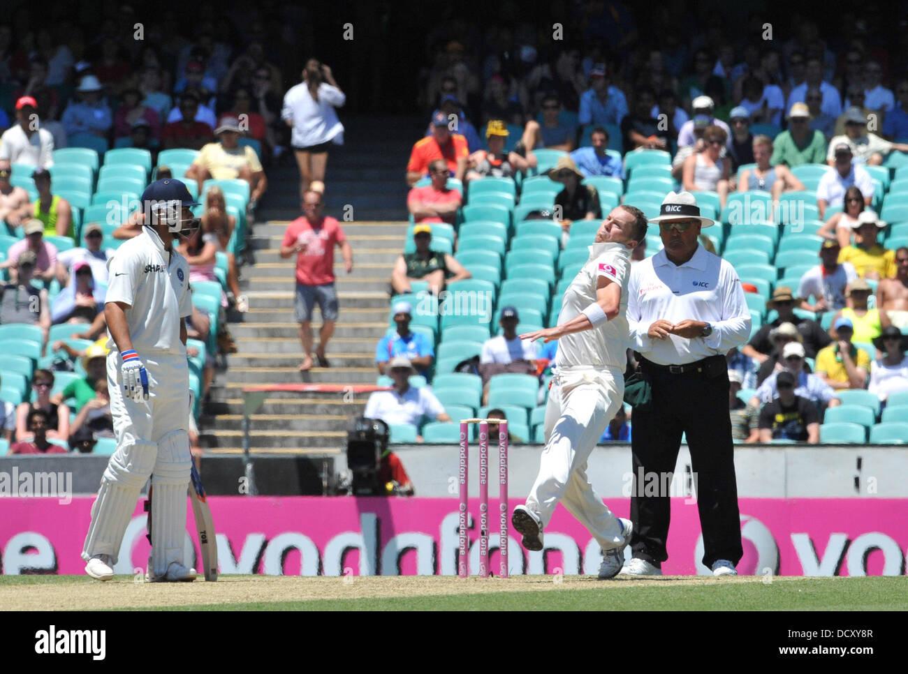 Australian cricketer Peter Siddle bocce durante il secondo test match tra Australia vs.India al Sydney Cricket Ground - Giorno 1 Sydney, Australia - 03.01.12 Foto Stock
