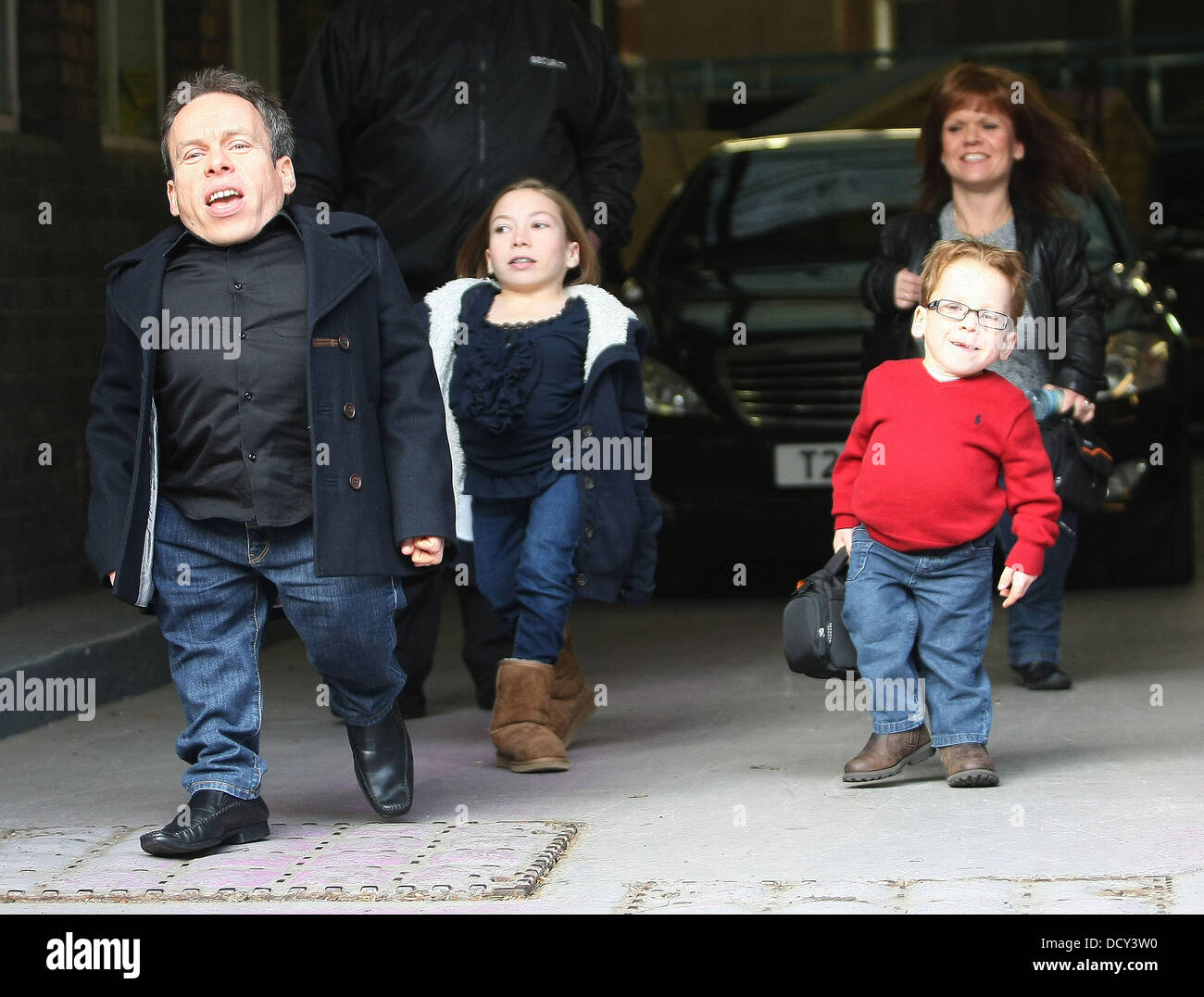 Warwick Davis con sua moglie Samantha e bambini Annabel e Harrison all'ITV Studios di Londra - Inghilterra - 09.01.12 Foto Stock