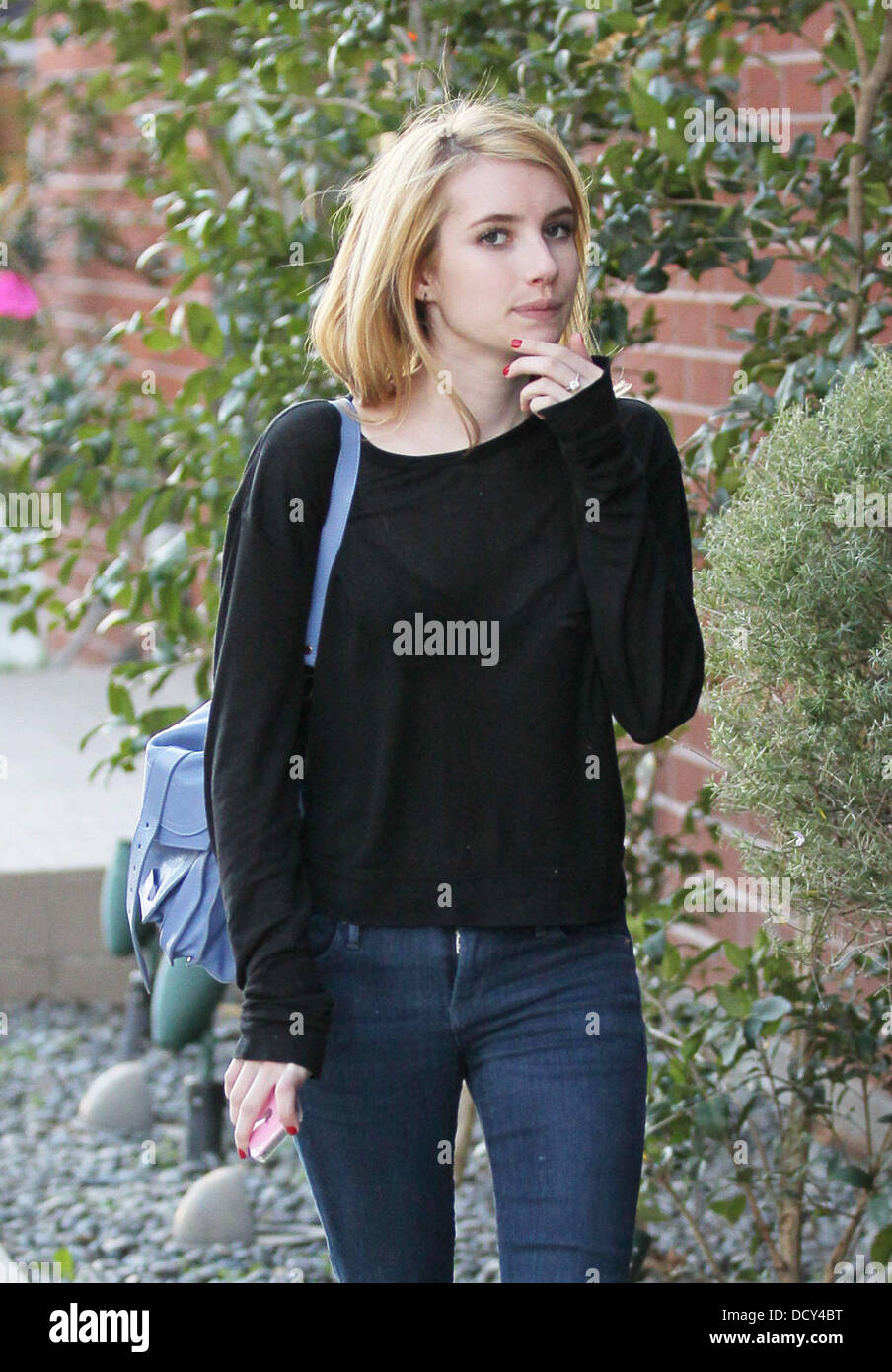 Emma Roberts teste a Beverly Hills Nail Design per un trattamento per unghie di Beverly Hills, la California - 09.01.12 Foto Stock