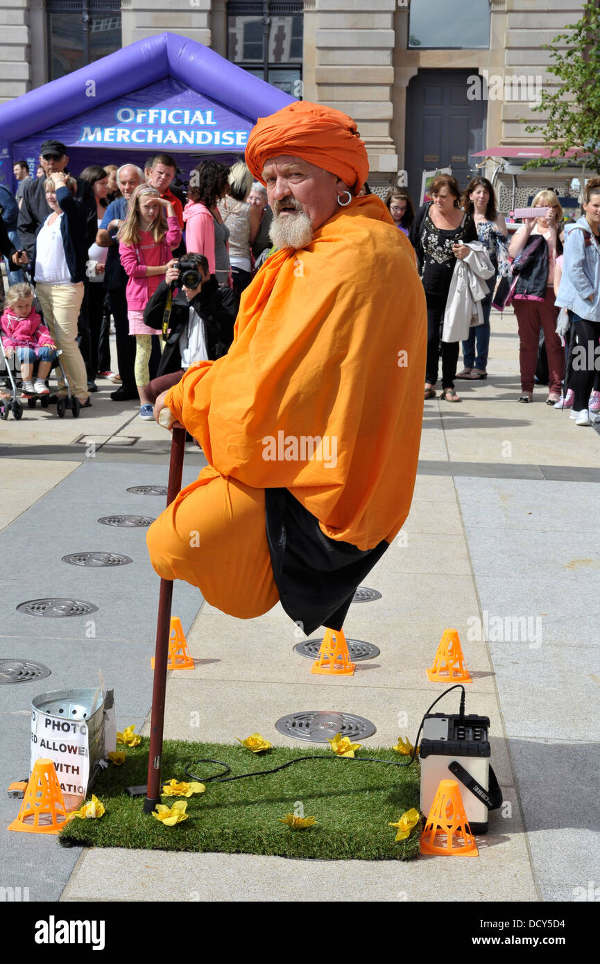 Un animatore di strada far levitare in Irlanda è annuale e tradizionale e folk music festival. Il Fleadh Cheoil Foto Stock