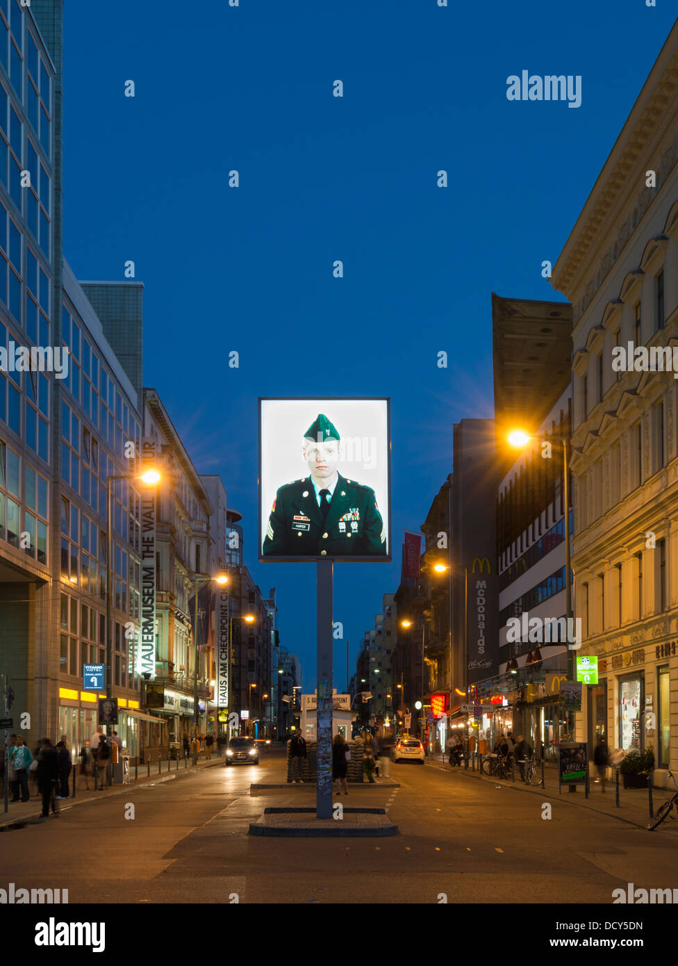 Storico Checkpoint Charlie landmark a Berlino Germania Foto Stock
