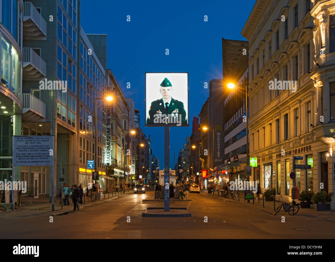 Storico Checkpoint Charlie landmark a Berlino Germania Foto Stock